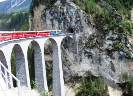 Всемирное наследие ЮНЕСКО - железнодорожный мост Landwasserviadukt недалеко от станции Filisur, Кантон Граубюнден, Швейцария.