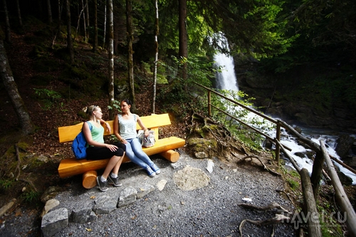 У Гисбахского водопада в Швейцарии / Фото из Швейцарии