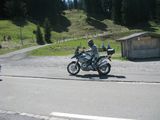 Мотоциклист на дороге / Швейцария