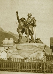 Памятник Орасу Бенедикту де Соссюру и Жаку Бальма в Шамони.