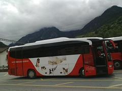 В Орсьер мы пересядем в симпатичный автобус, сплошь украшенный изображениями сенбернаров.