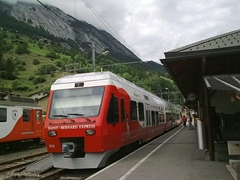 Двум поездам на узкой горной колее не разминуться – встречный экспресс пропускает своего «коллегу» на станции.